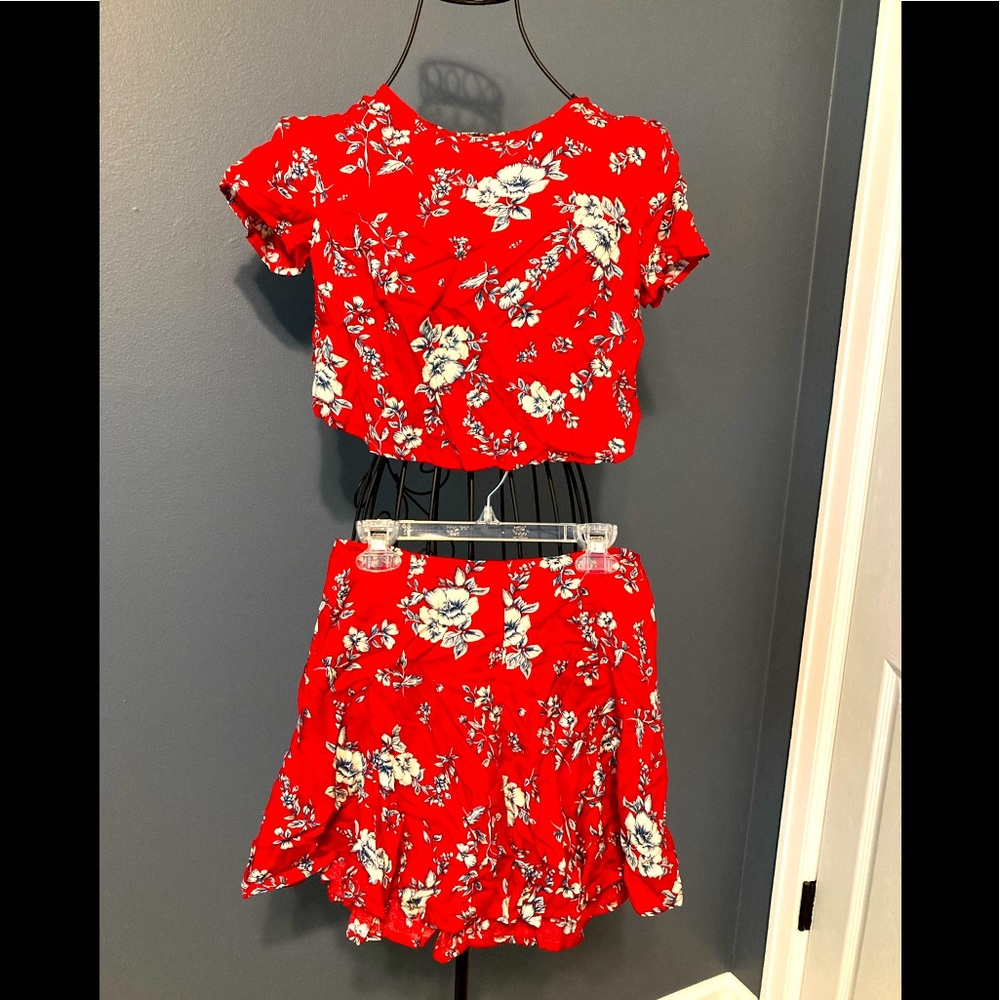Red floral set.